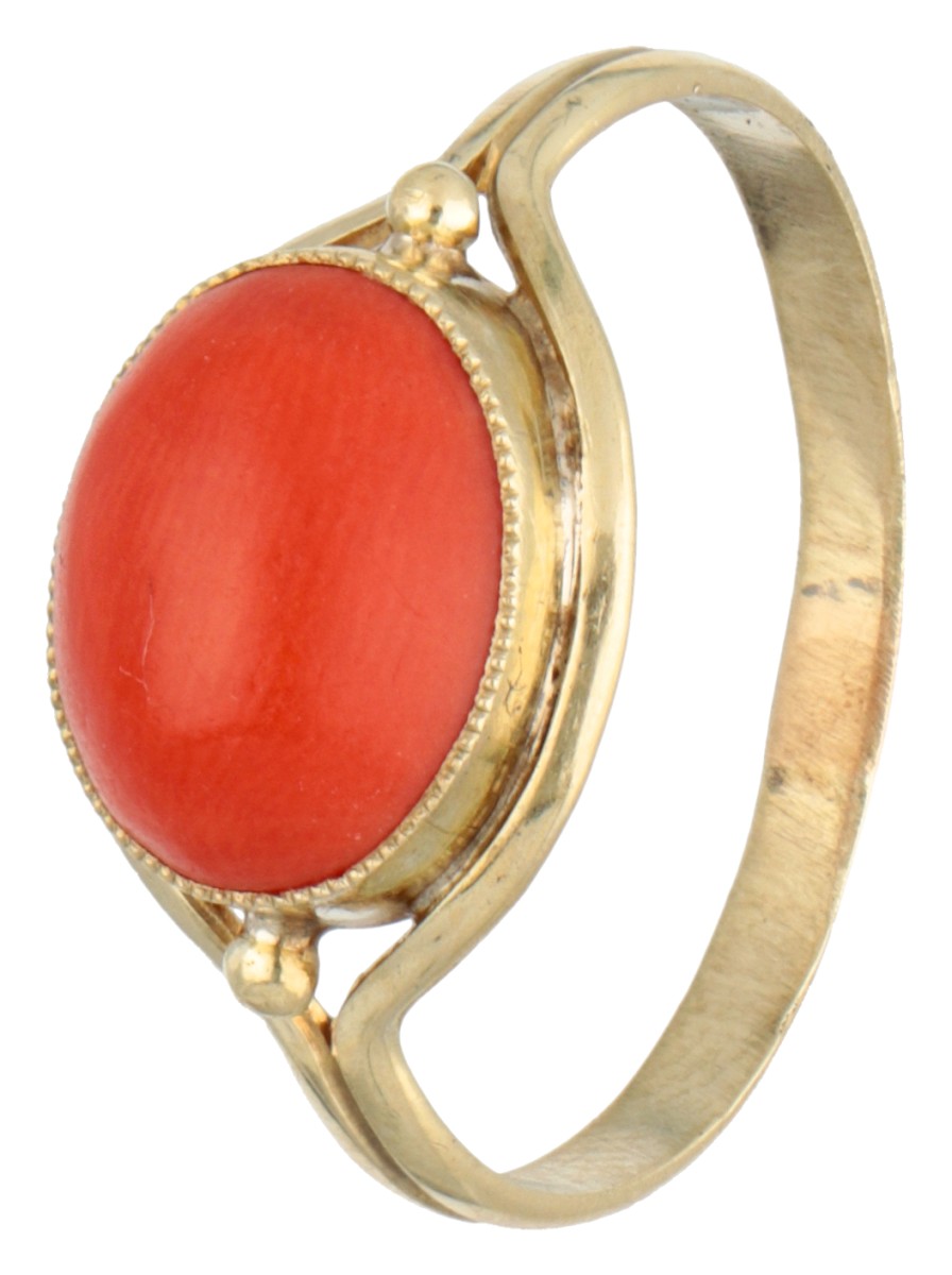 14 kt. Geelgouden ring bezet met ca. 2.01 ct. bloedkoraal.