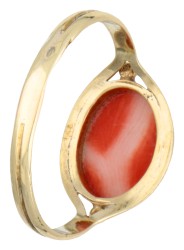 14 kt. Geelgouden ring bezet met ca. 2.01 ct. bloedkoraal.