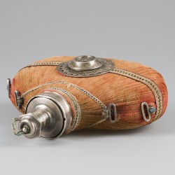 Zadelfles met zilveren montuur (India, Rajasthan of Deccan 19e eeuw) zilver.