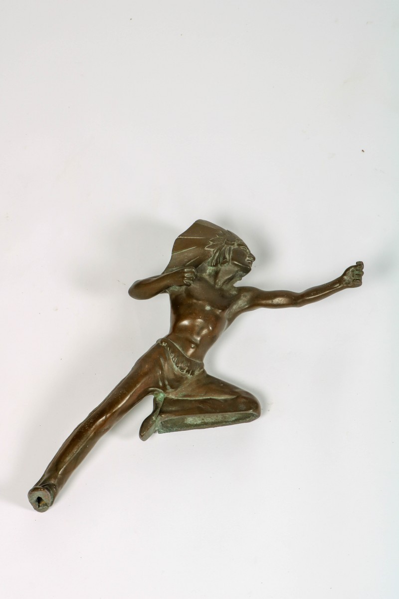 Een bronzen sculptuur van een Indiaan, ca. 1930.