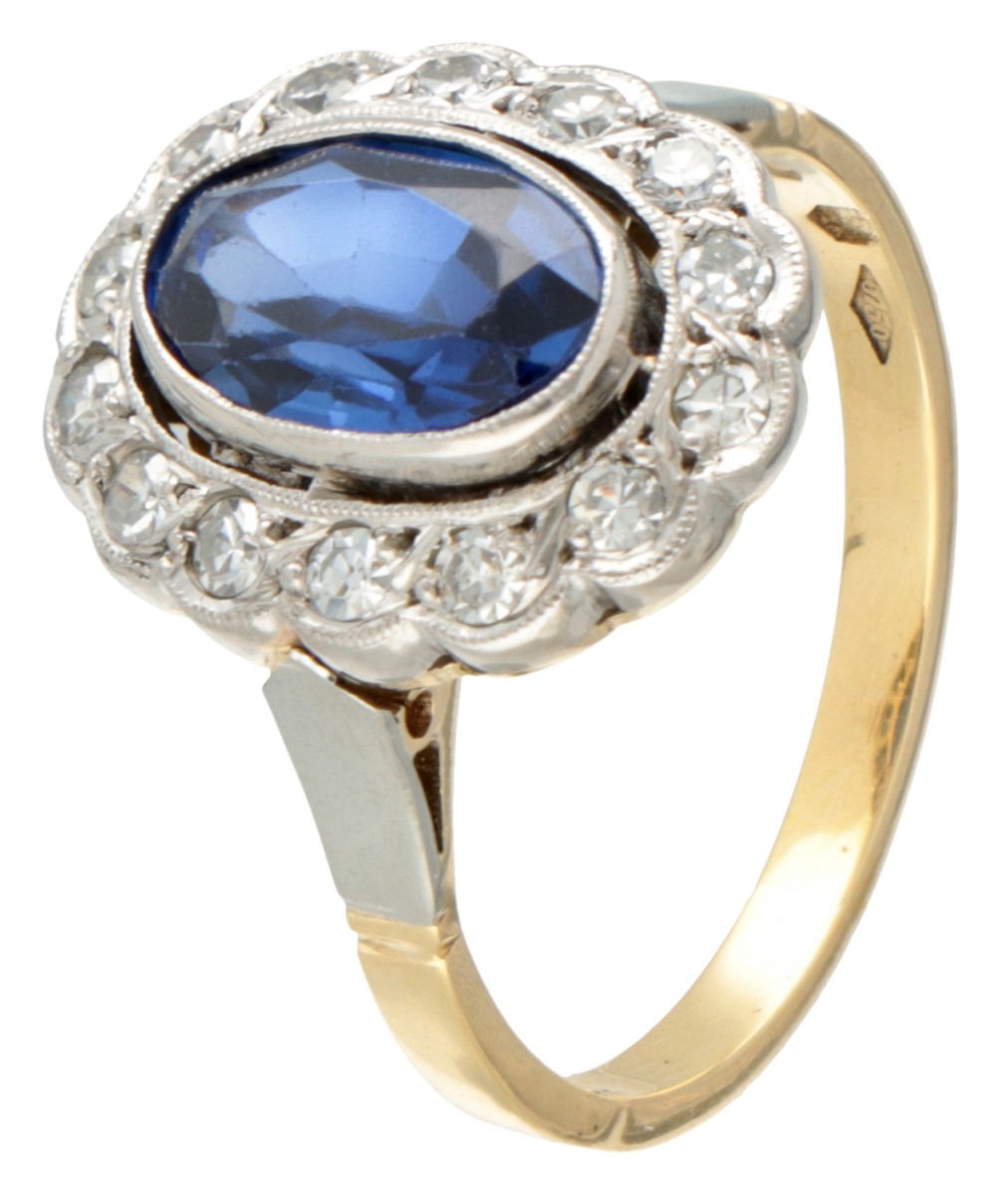 18 kt. Bicolor gouden entourage ring bezet met ca. 1.46 ct. saffier en ca. 0.28 ct. diamant.