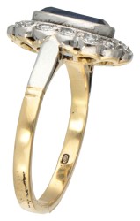 18 kt. Bicolor gouden entourage ring bezet met ca. 1.46 ct. saffier en ca. 0.28 ct. diamant.