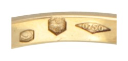 18 kt. Bicolor gouden entourage ring bezet met ca. 1.46 ct. saffier en ca. 0.28 ct. diamant.