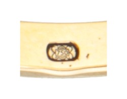 18 kt. Bicolor gouden entourage ring bezet met ca. 1.46 ct. saffier en ca. 0.28 ct. diamant.