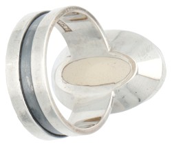 813 Zilveren ring bezet met maansteen door Elis Kauppi voor Kupittaan Kulta.