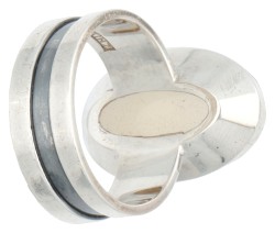 813 Zilveren ring bezet met maansteen door Elis Kauppi voor Kupittaan Kulta.