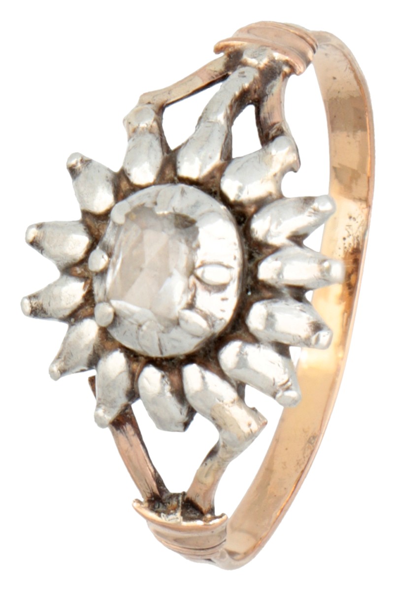 Antieke 18 kt. roségouden en zilveren ring bezet met een roos geslepen diamant.