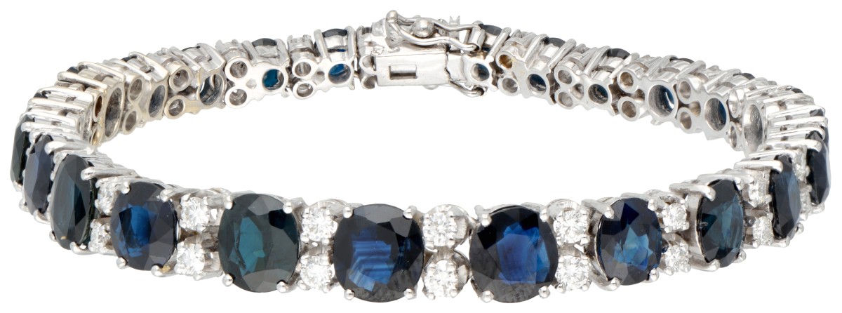 18 kt. Witgouden armband bezet met ca. 20.60 ct. natuurlijke saffier en ca. 1.96 ct. diamant.