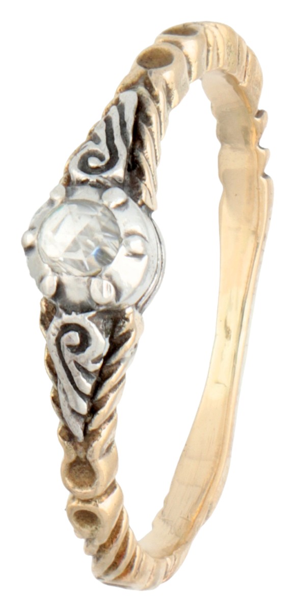 Vintage 14 kt. geelgouden solitair ring bezet met diamant in zilver.