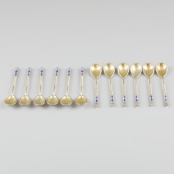 12-delige set cloisonné geëmailleerde theelepels (Moskou, Vasily Semenovich  Agafonov 1895-1917) goud-verguld / zilver.