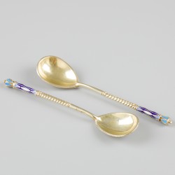 12-delige set cloisonné geëmailleerde theelepels (Moskou, Vasily Semenovich  Agafonov 1895-1917) goud-verguld / zilver.