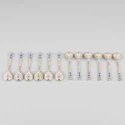 12-delige set cloisonné geëmailleerde theelepels (Moskou, Vasily Semenovich  Agafonov 1895-1917) goud-verguld / zilver.