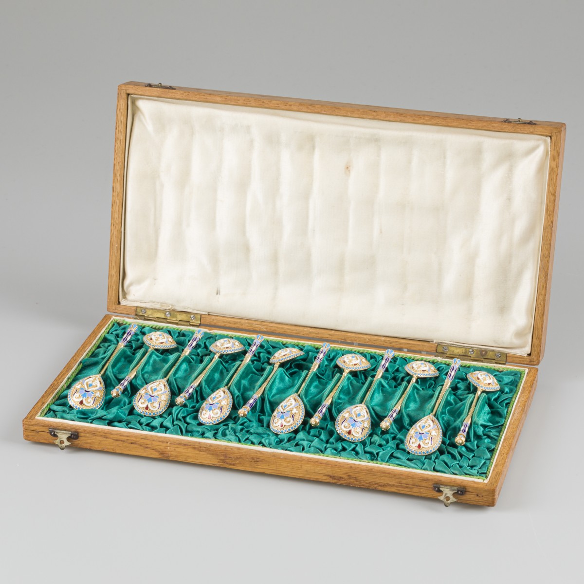 12-delige set cloisonné geëmailleerde theelepels (Moskou, Vasily Semenovich  Agafonov 1895-1917) goud-verguld / zilver.