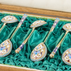 12-delige set cloisonné geëmailleerde theelepels (Moskou, Vasily Semenovich  Agafonov 1895-1917) goud-verguld / zilver.