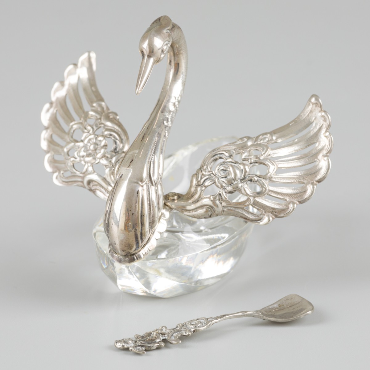 Zoutkelder met lepel zilver.