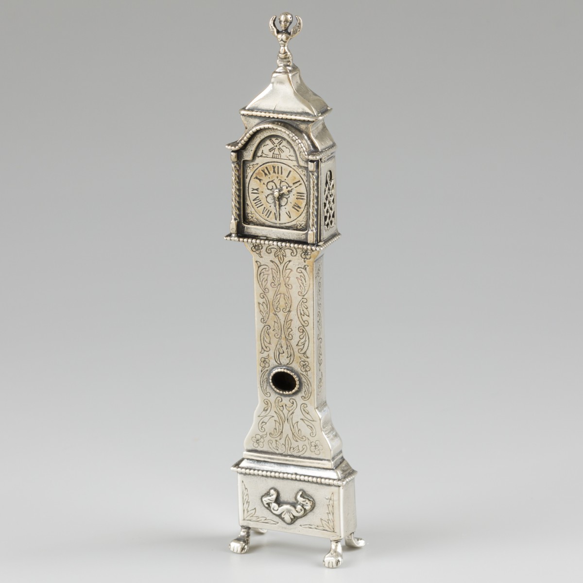 Miniatuur staand horloge zilver.