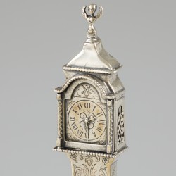 Miniatuur staand horloge zilver.