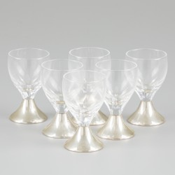 30-delige glazenset met zilveren voet.