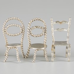 8-delig lot miniatuur stoelen zilver.
