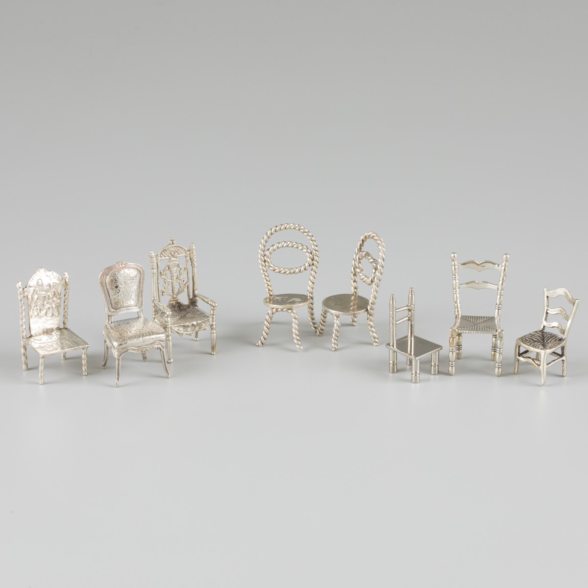 8-delig lot miniatuur stoelen zilver.