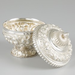 Roomkom met deksel (Sneek, Alle de Haas 1879-1966) zilver.