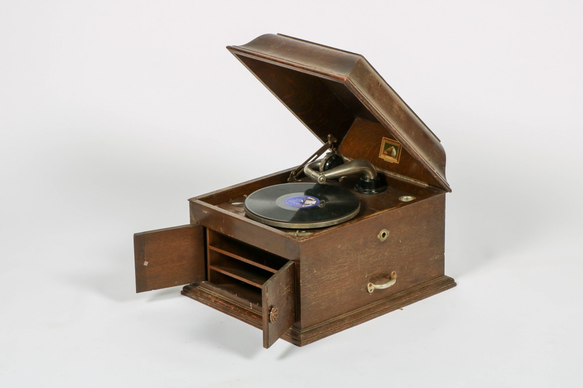 Een grammofoonspeler "His Masters Voice", eerste helft 20e eeuw.