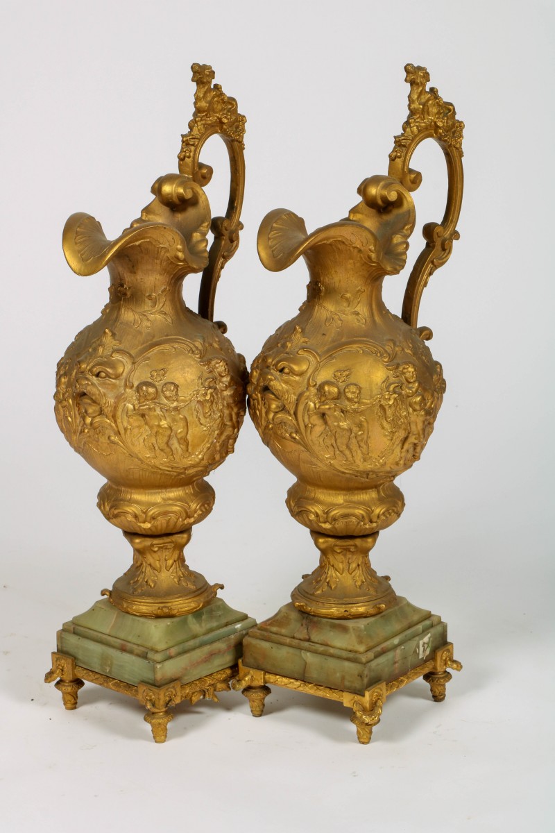 Een (2) delig set verguld bronzen schouw- sierkaraffen, Frans, laat 19e eeuw.