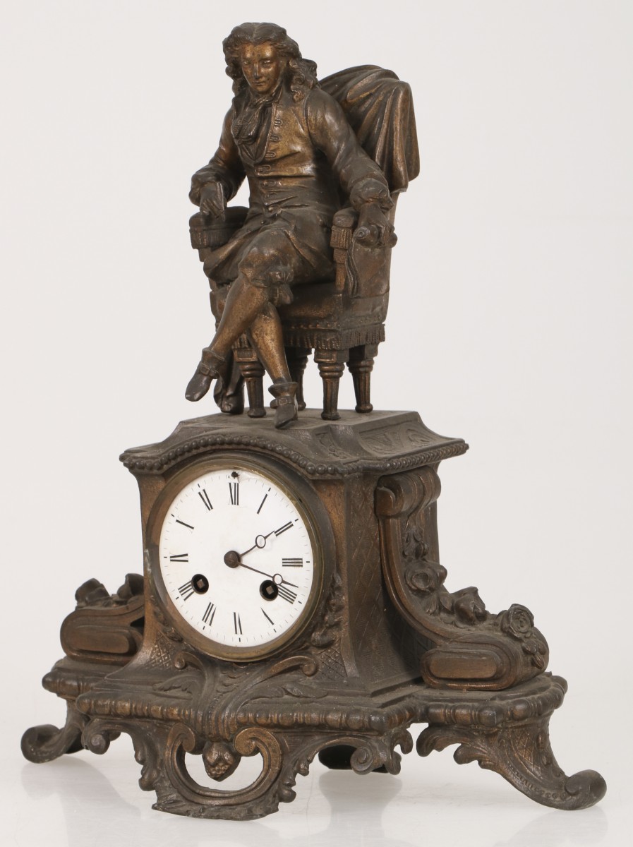 Een Zamac chimney clock bekroond met zittende geleerde, 19e/ 20e eeuw.