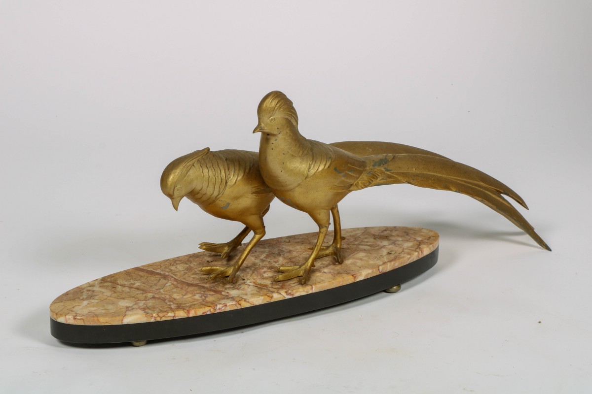 Een verguld bronzen sculptuur van een fazantenkoppel, ca. 1930.