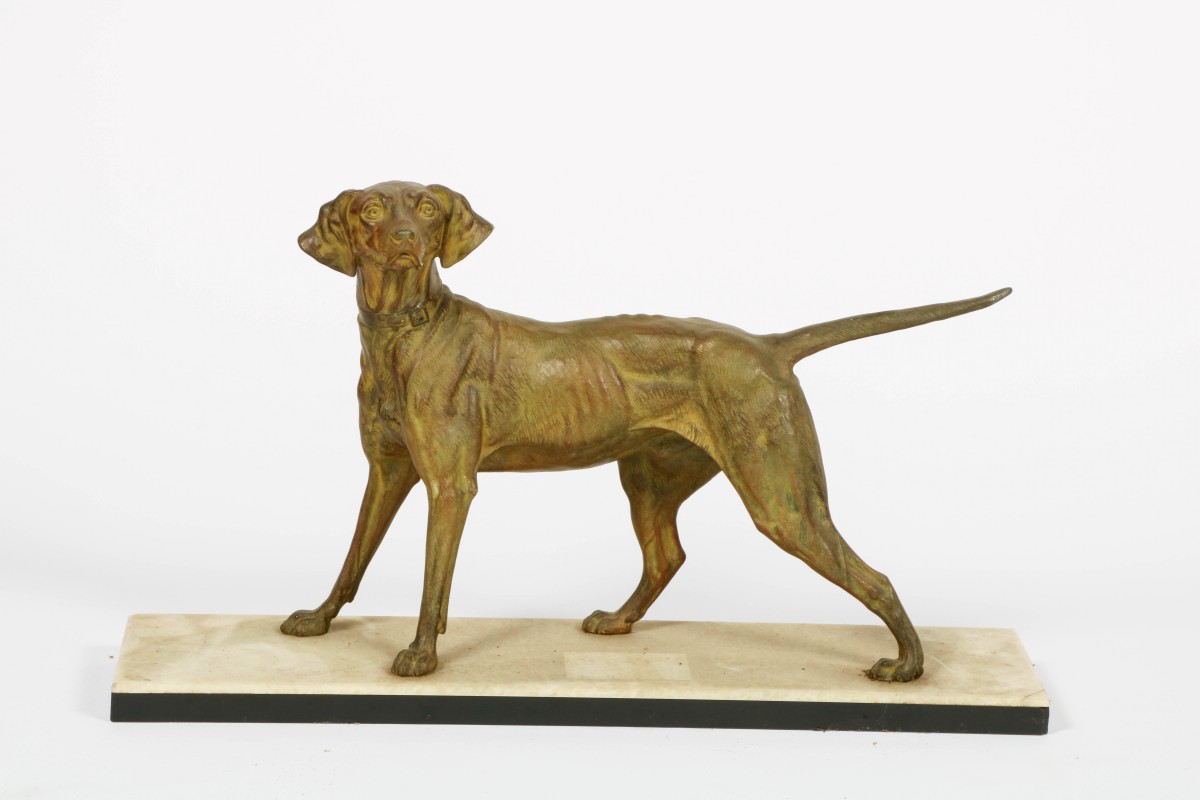 Een verguld bronzen sculptuur van een jachthond, 20e eeuw.