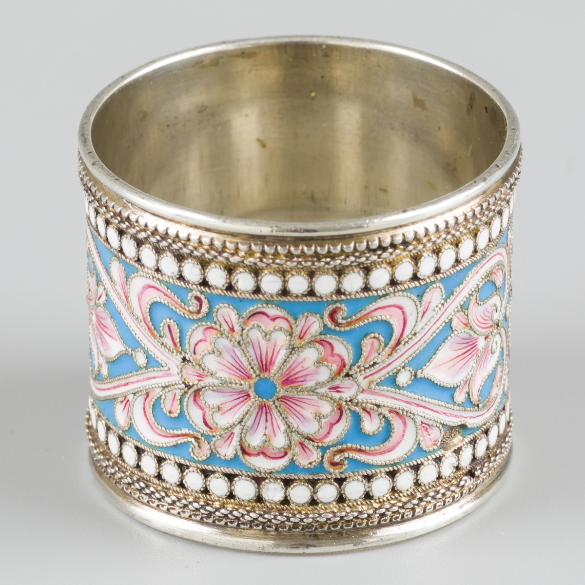 Cloisonné servetring (Rusland, Moskou, Vasiliy Semenovich Agafonov?) zilver.