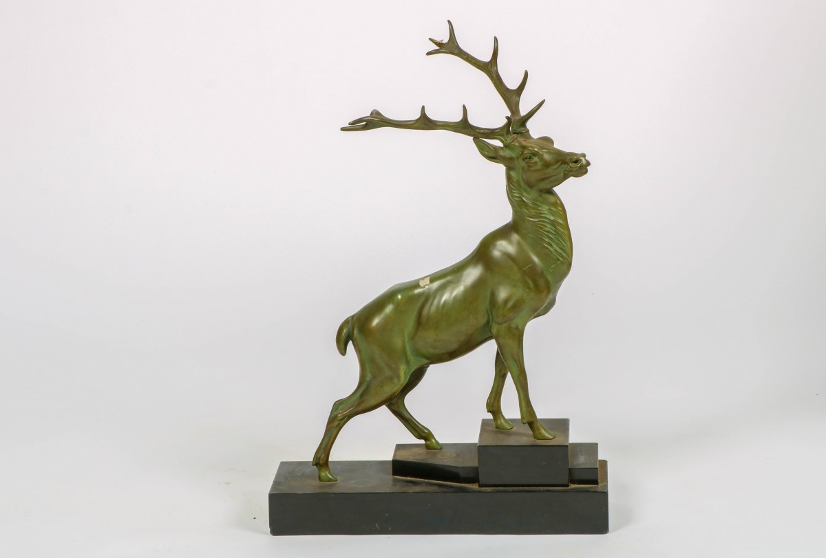Een bronzen sculptuur van een edelhert, 20e eeuw.