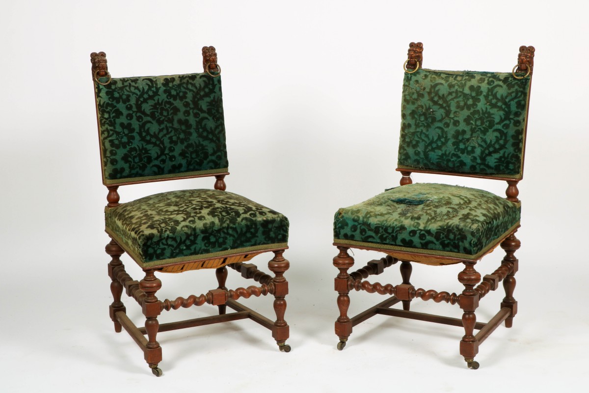 Een set van (2) eikenhouten Renaissance-stijl stoelen, Holland, ca. 1910.