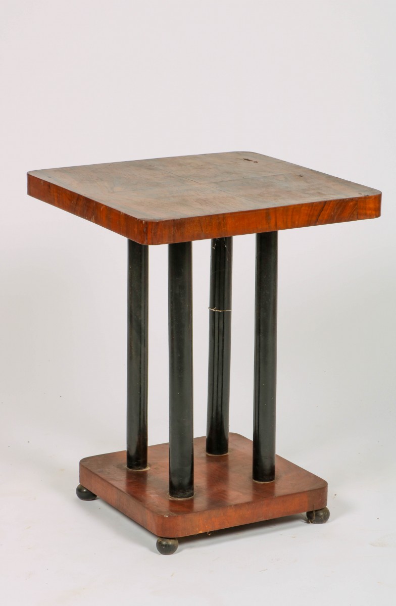 Een art-deco stijl tafeltje, 20e eeuw.