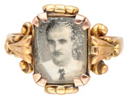 Antieke 20 kt. bicolor gouden ring met portretfoto achter glas.