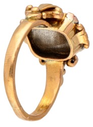 Antieke 20 kt. bicolor gouden ring met portretfoto achter glas.