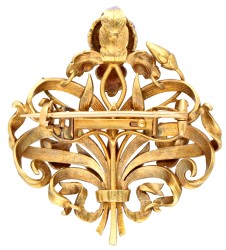 18 kt. Geelgouden Franse art nouveau broche met geëmailleerde lelies, onduidelijk gesigneerd.