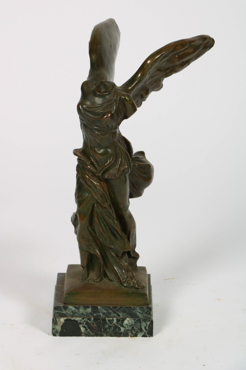 Een bronzen miniatuur beeld naar Nike van Samothrake, 20th century.
