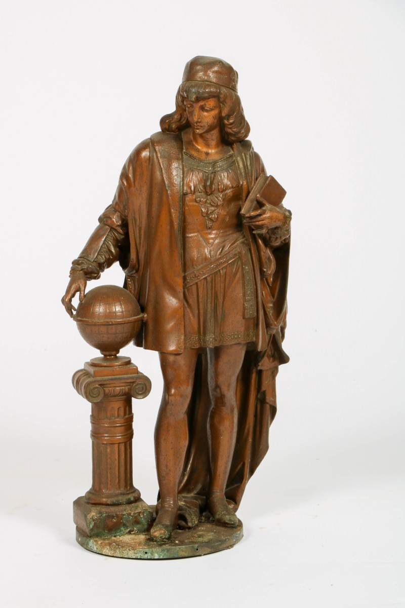 Een Zamac beeld van een geleerde bij een globe (Christopher Columbus?), 20e eeuw.
