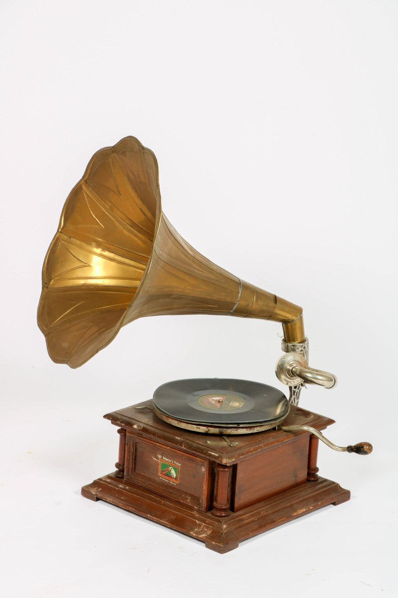 Een grammophone,, met label: "His Masters Voice" en koperen hoorn, 20e eeuw.