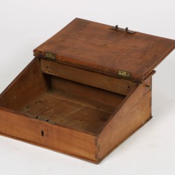 Een kersenhouten lessenaar, vroeg 20e eeuw.