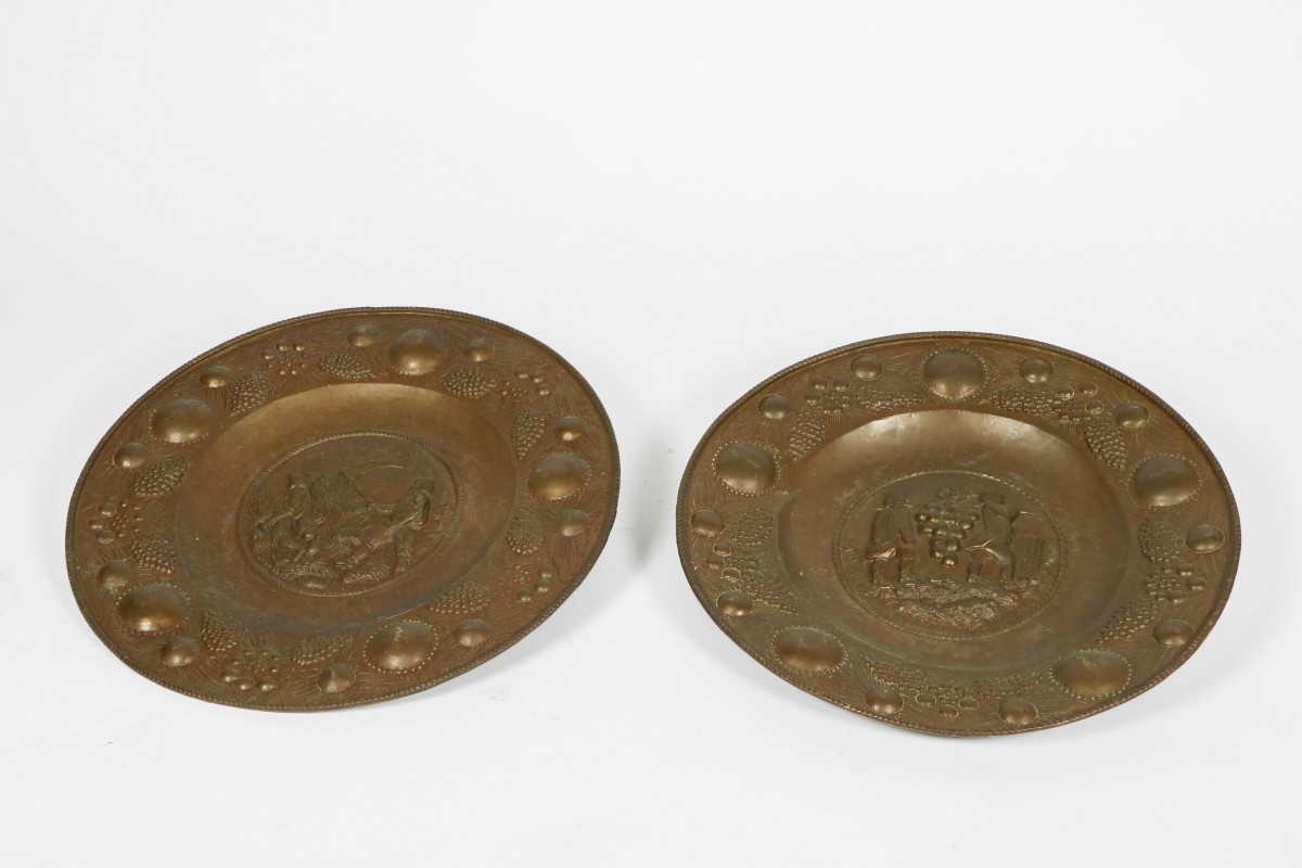Twee koperen wandmedallions, gedreven met allegorische voorstelling van zomer en winter, 20e eeuw.