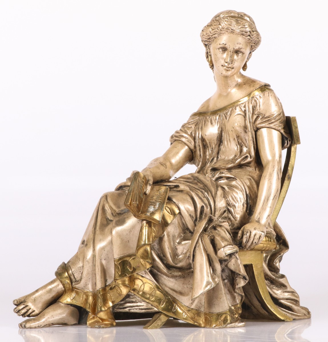 Een sculptuur van een lezende dame, gezeten op een stoel, 20e eeuw.