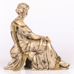 Een sculptuur van een lezende dame, gezeten op een stoel, 20e eeuw.