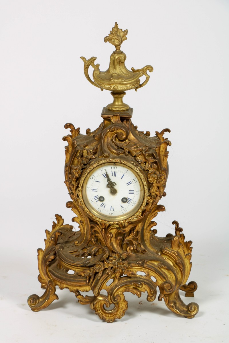 Een verguld bronzen Rococo-stijl schouwpendule, eind 19e eeuw.