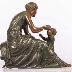 Een Zamac sculptuur van een moeder spelend met haar kind, 20e eeuw.