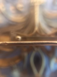 18 kt. Geelgouden Franse art nouveau broche met geëmailleerde lelies, onduidelijk gesigneerd.