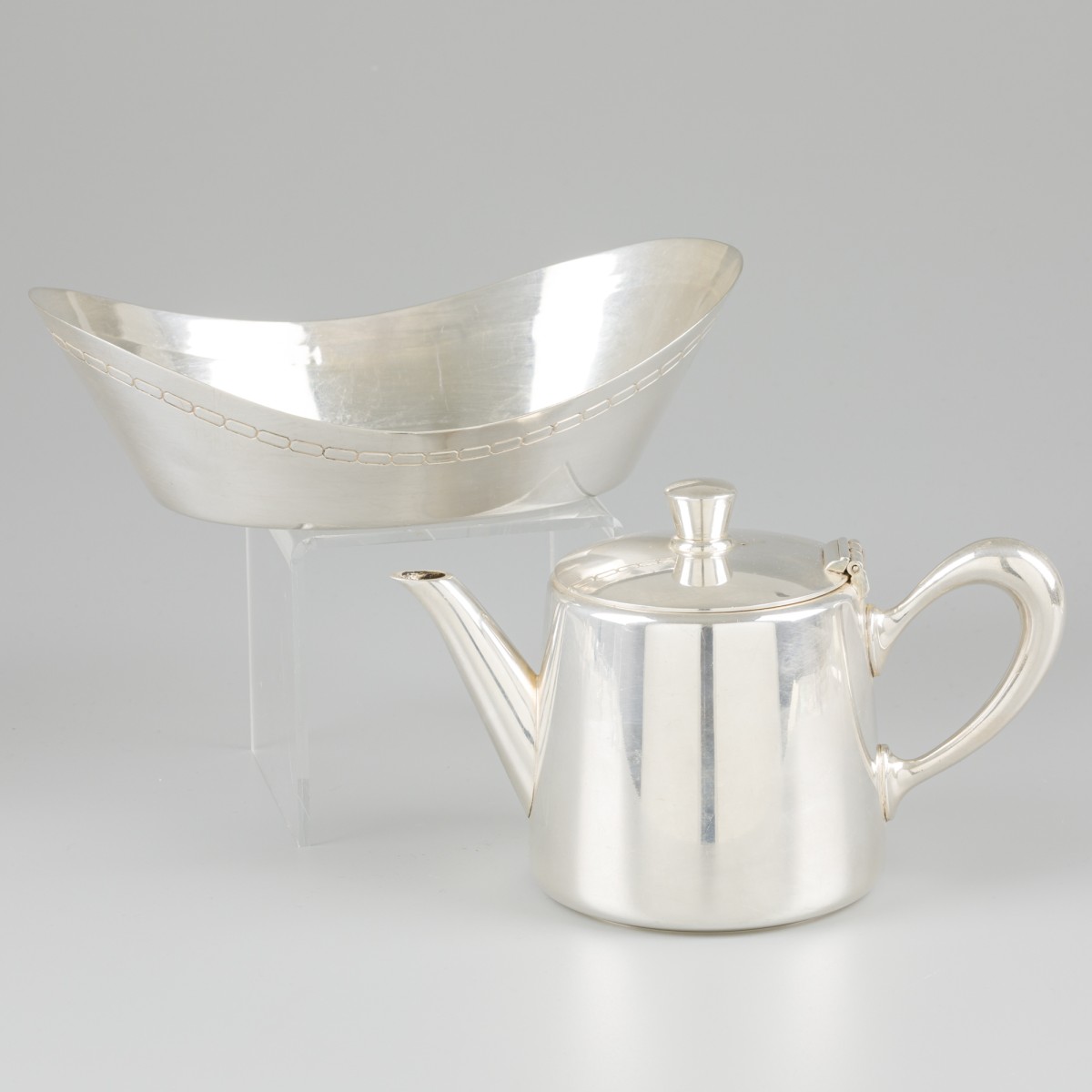 Theepot Christofle & broodmand Wiskemann verzilverd.