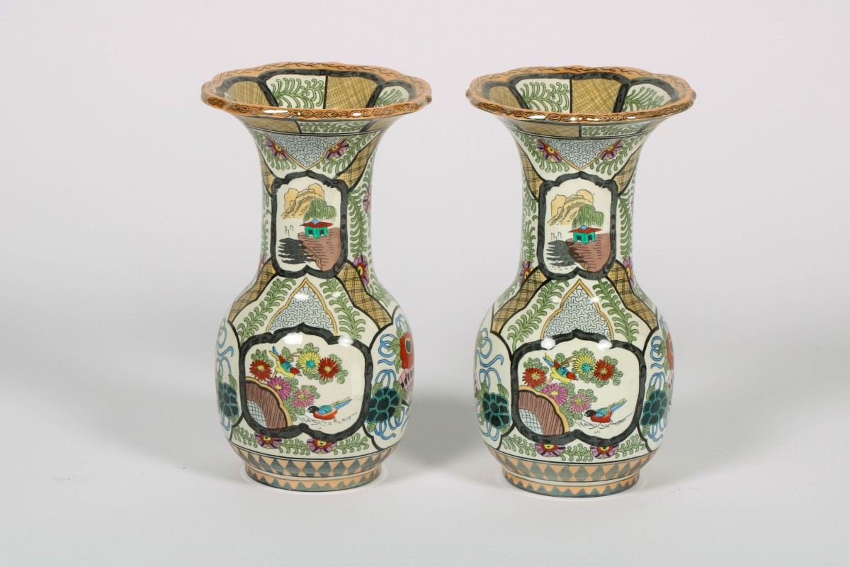 Een set van (2) Chinoiserie-stijl gepolychromeerd transferware kastvazen, gemerkt: Petrus Regout, Maastricht, ca. 1890.