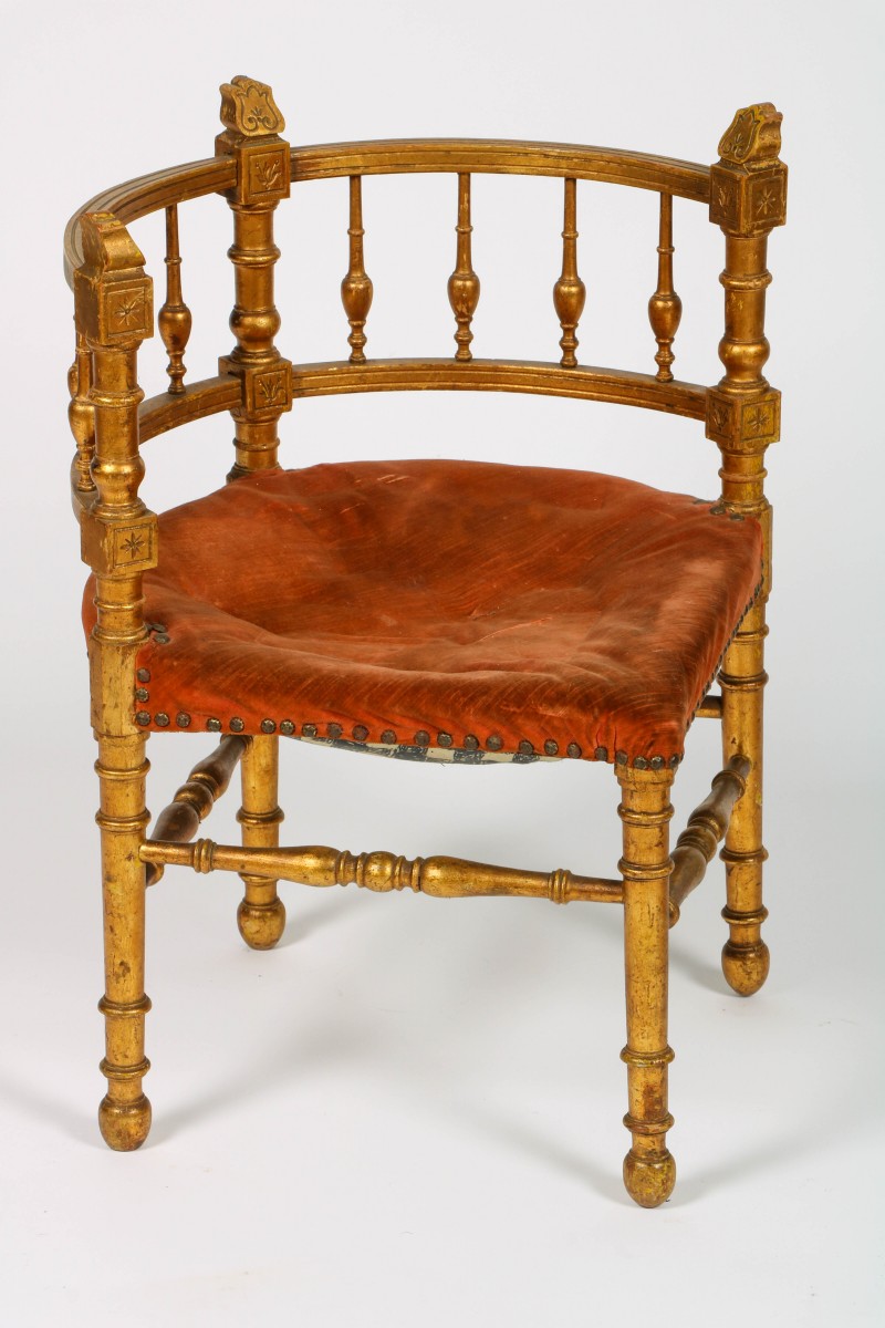 Een verguld houten boudoir- hoekstoeltje, 1e helft 20e eeuw.